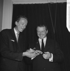 Toon Hermans en journalist, museumdirecteur en televisiepresentator Pierre Janse, Bestanddeelnr 918-4111