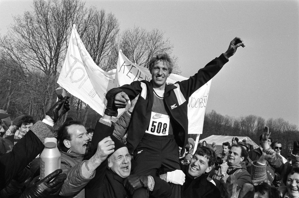 Tonnie Dirks bij fans op de schouders, Bestanddeelnr 933-5813