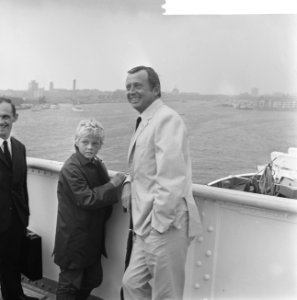 Toon Hermans naar Amerika, Toon Hermans met zoon, Bestanddeelnr 918-1056