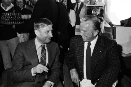 Toon Hermans gehuldigd door premier Van Agt omdat het miljoenste boek is verkoch, Bestanddeelnr 932-1065