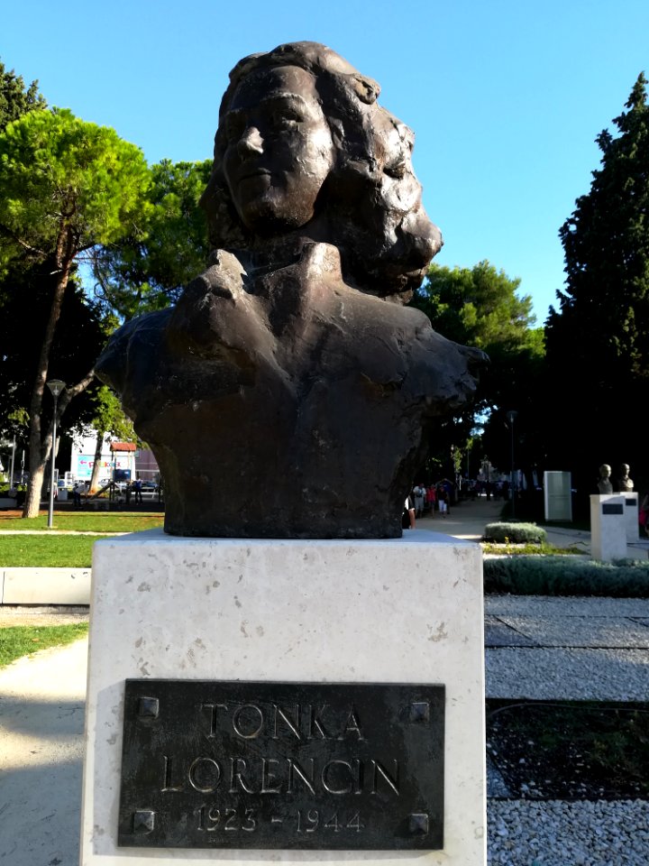 Tonka Lorencin - Titov park (Pula) 01