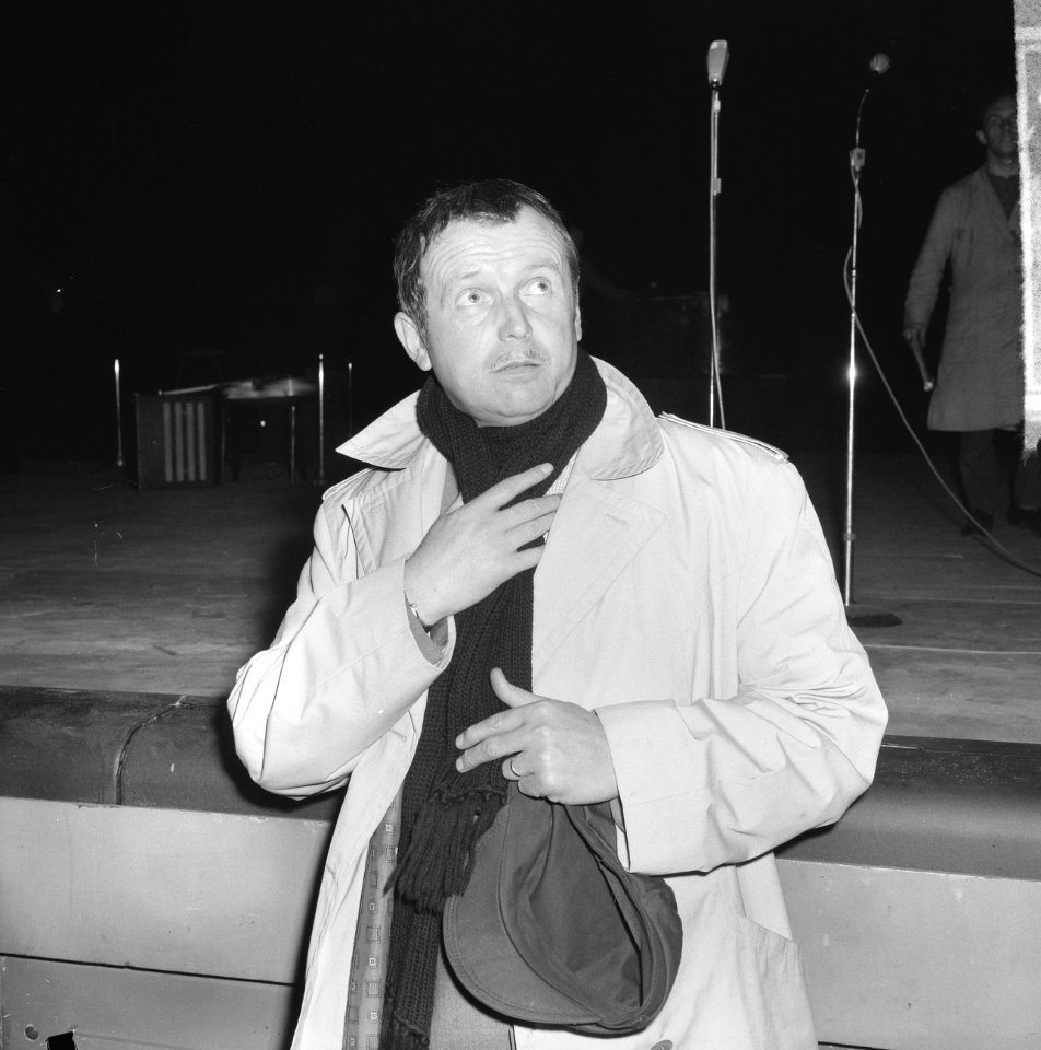 Toon Hermans show afgelast in Carre wegens keelaandoening Toon Hermans, Bestanddeelnr 917-2267