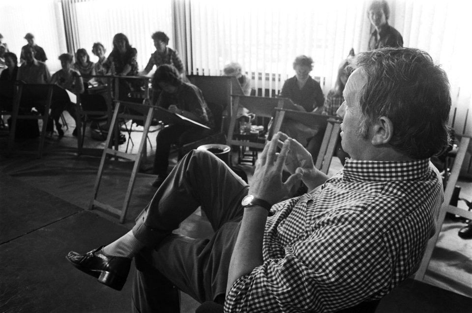 Toon Hermans laatste model van de maand poseert in Cultureel Centrum Amstelveen, Bestanddeelnr 928-5648