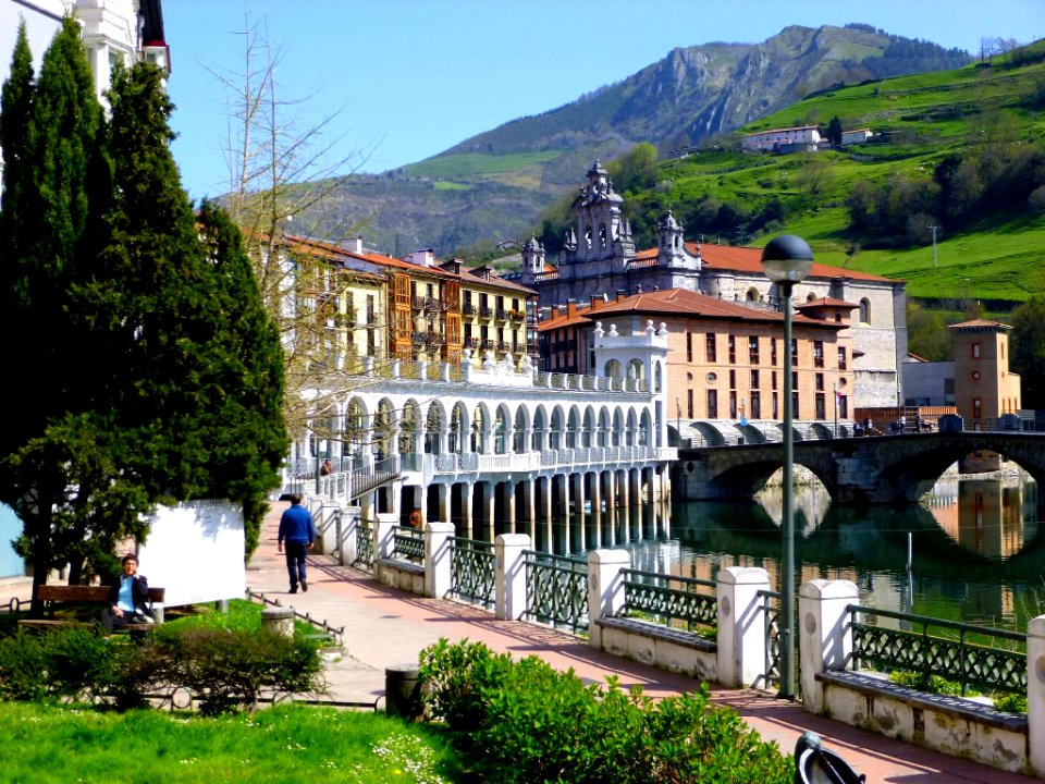 Tolosa - Mercado del Tinglado (Zerkausia), Palacio Idiákez e Iglesia de Santa María 2