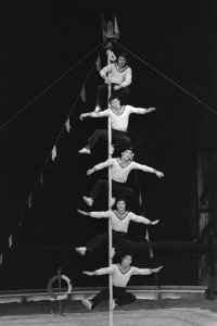 Toon Hermans (r) reikte tijdens voorstelling Circus Knie in Carre in Amsterdam O, Bestanddeelnr 933-8492