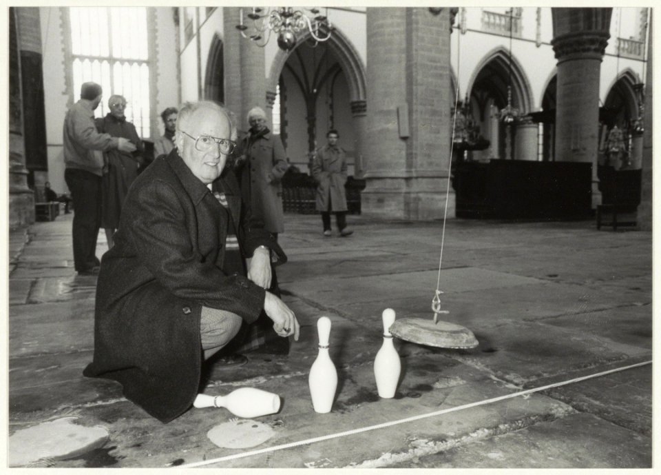 Tom Dolleman bezig met de slingerproef in de Grote of St. Bavokerk. NL-HlmNHA 54015310