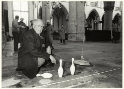 Tom Dolleman bezig met de slingerproef in de Grote of St. Bavokerk. NL-HlmNHA 54015310