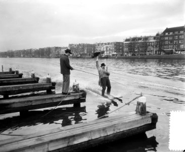 Tom Manders (als Dorus), waterskiënd op de Amstel, Bestanddeelnr 907-4387