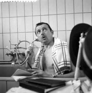 Toon Hermans druk bezig met het voorbereiden van zijn One Man Show, Bestanddeelnr 911-0794