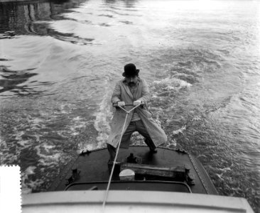 Tom Manders (als Dorus), waterskiënd op de Amstel, Bestanddeelnr 907-4383