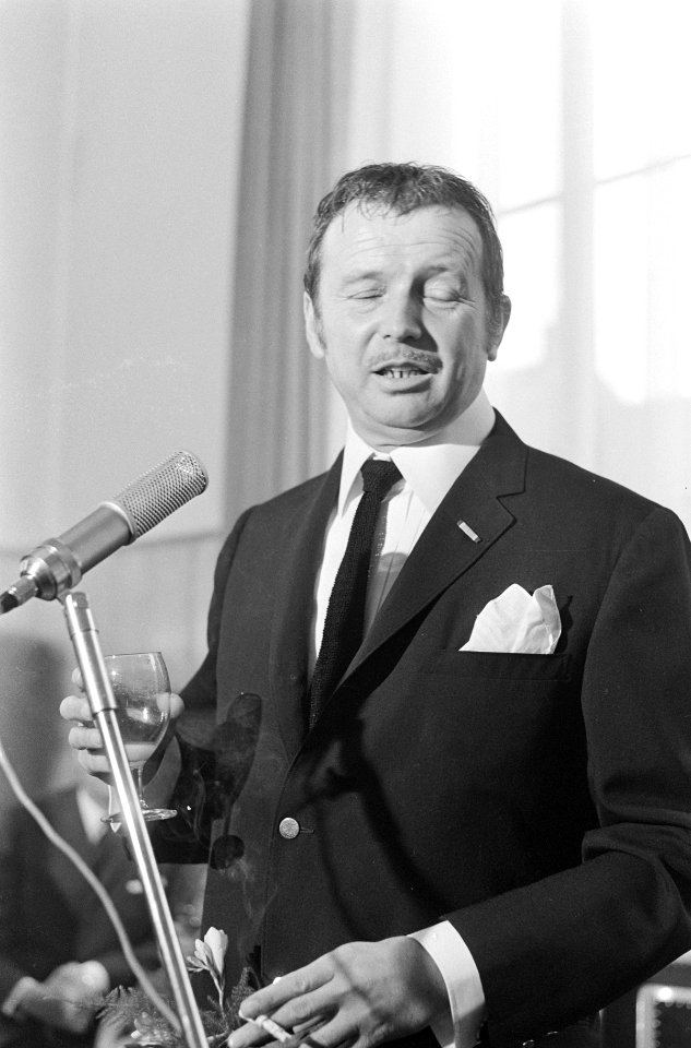 Toon Hermans dirigeerde Utrechts Harmonie-orkest, Toon Hermans (kop), Bestanddeelnr 919-8649