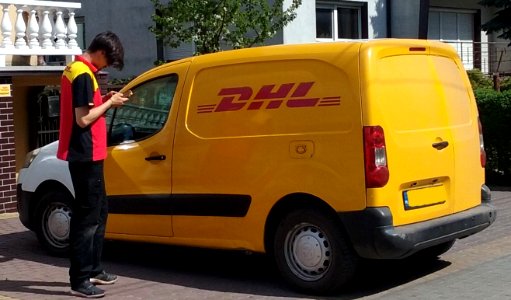 Tomaszów Mazowiecki w województwie łódzkim, PL, EU. Kurier DHL w Tomaszowie Mazowieckim, CC0