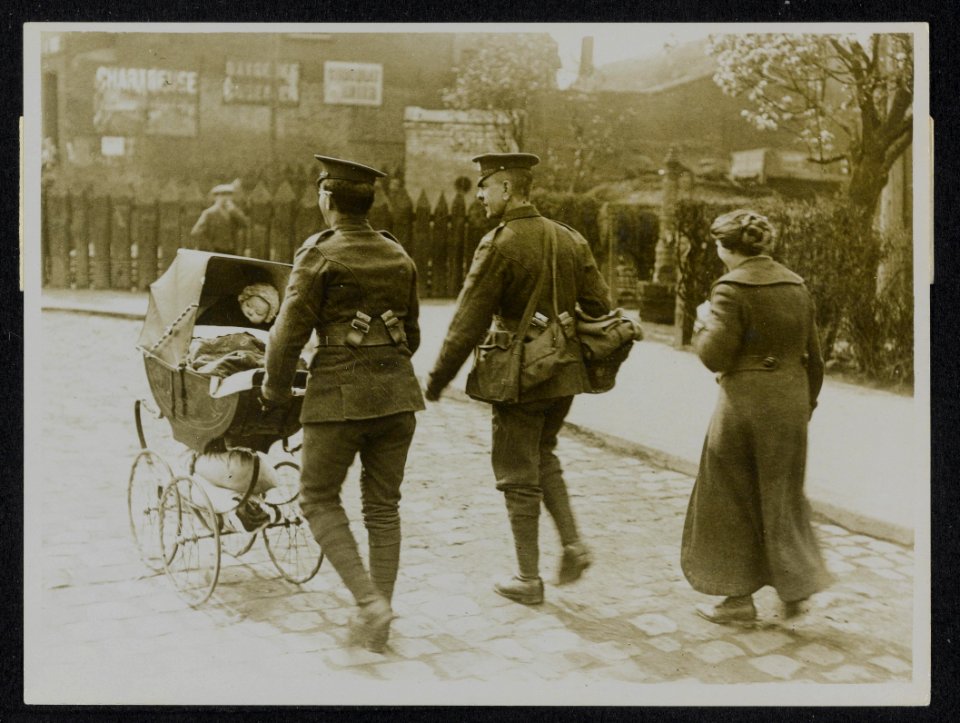 Tommies helping refugees to get into safety, Bestanddeelnr 158-1211