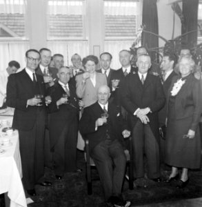 Toostende groep mensen op receptie, enkelen van hen rokend, Bestanddeelnr 255-8462