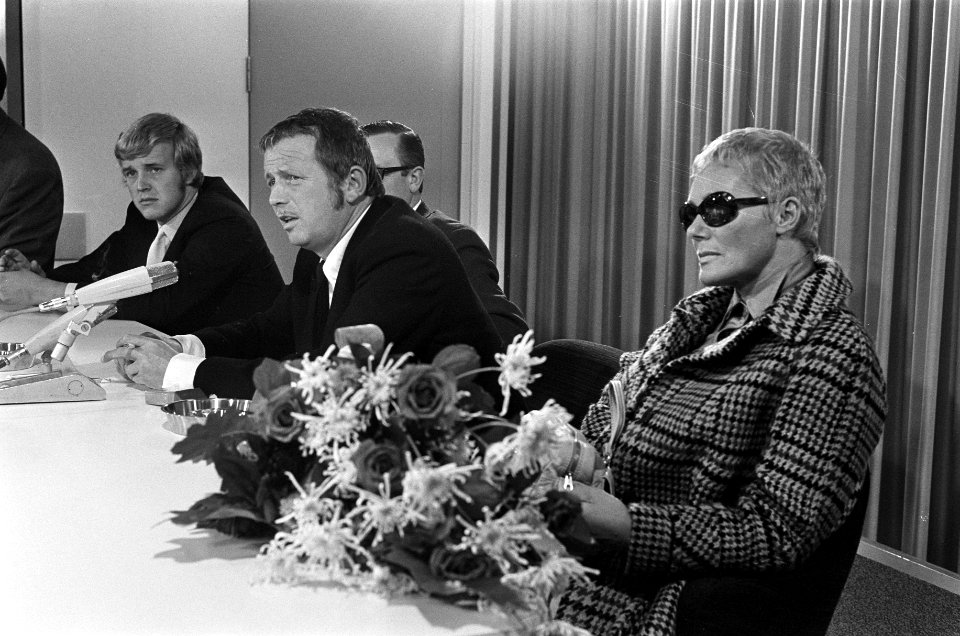Toon tijdens een persconferentie. Naast hem zijn vrouw Rietje, Bestanddeelnr 921-6855