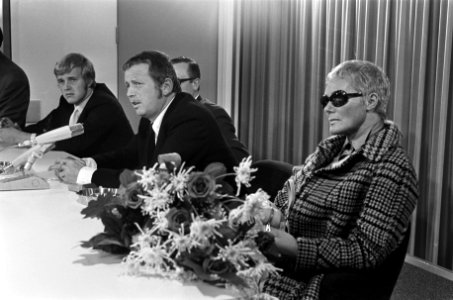 Toon tijdens een persconferentie. Naast hem zijn vrouw Rietje, Bestanddeelnr 921-6855