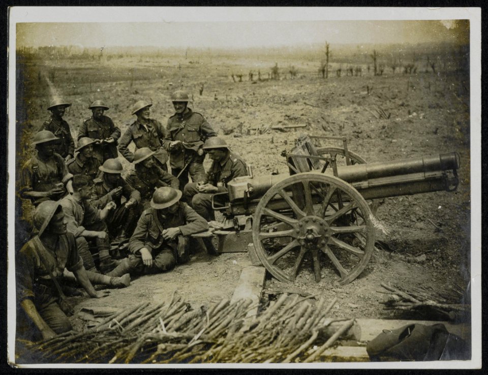 Tommies round a captured German gun near Wytschaete., Bestanddeelnr 158-1433