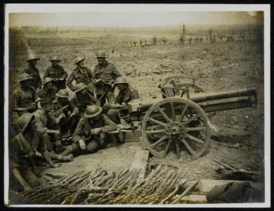Tommies round a captured German gun near Wytschaete., Bestanddeelnr 158-1433
