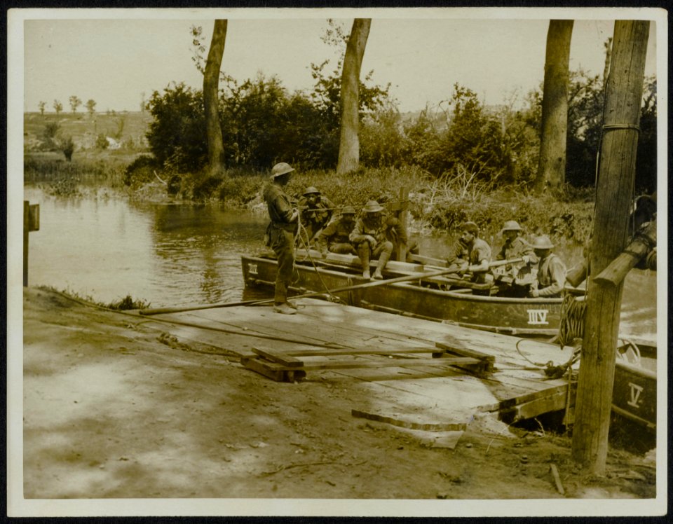Tommies on a pontoon, Bestanddeelnr 158-0093