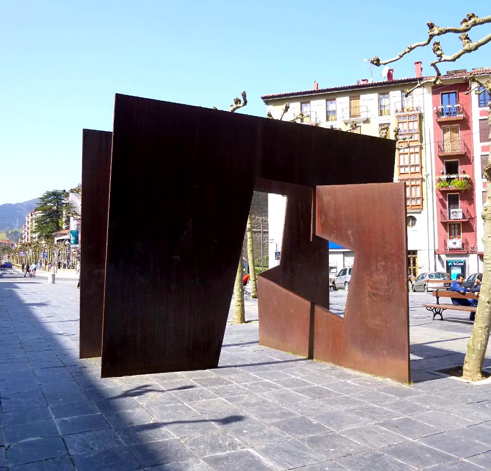 Tolosa - Escultura 'Atauts', de Jorge Oteiza 1