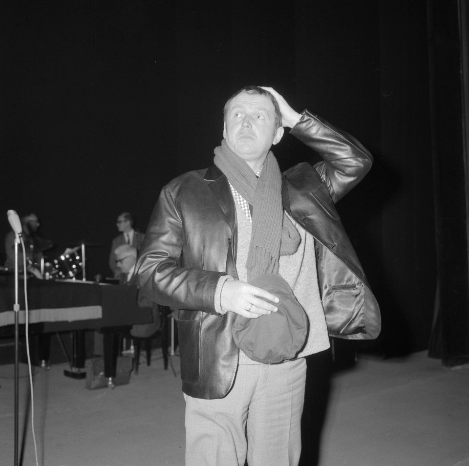 Toon Hermans weer in Carre, Toon Hermans tijdens repetitie, Bestanddeelnr 917-2745