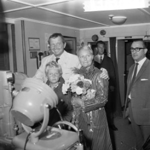 Toon Hermans naar Amerika, Toon vrouw, zoon bij stuurwiel, Bestanddeelnr 918-1054