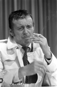 Toon Hermans terug uit Canada Toon met vrouw en zoon, Bestanddeelnr 921-7764