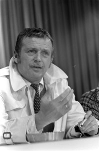Toon Hermans terug uit Canada Toon met vrouw en zoon, Bestanddeelnr 921-7765
