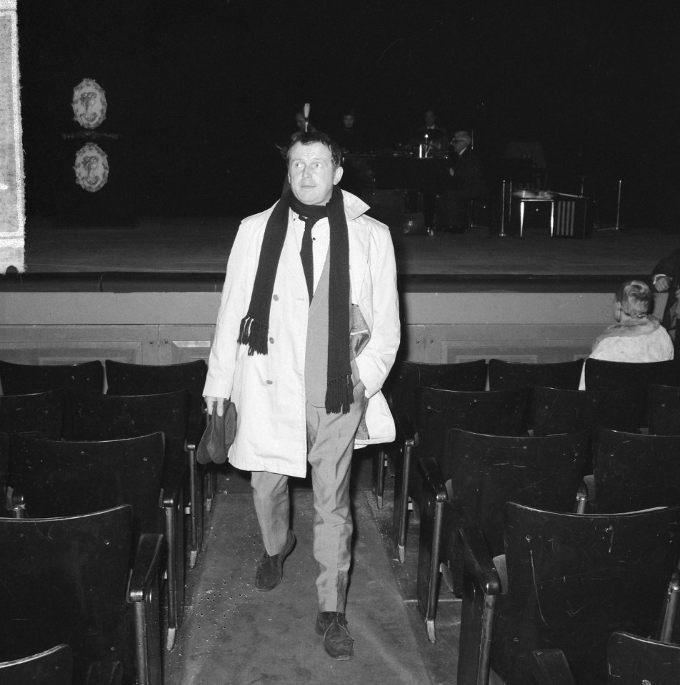 Toon Hermans show afgelast in Carre wegens keelaandoening Toon verlaat het tonee, Bestanddeelnr 917-2266
