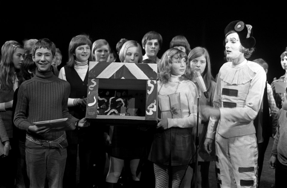 Tom de Graaf van Scapino-ballet reikt eerste prijs uit decorontwerpwedstrijd weg, Bestanddeelnr 923-2691