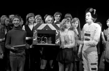 Tom de Graaf van Scapino-ballet reikt eerste prijs uit decorontwerpwedstrijd weg, Bestanddeelnr 923-2691