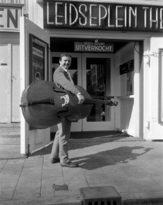 Toon Hermans met contrabas voor het Leidseplein Theater, Bestanddeelnr 908-4726