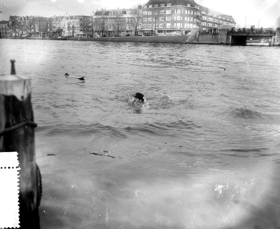 Tom Manders (als Dorus), waterskiënd op de Amstel, Bestanddeelnr 907-4390