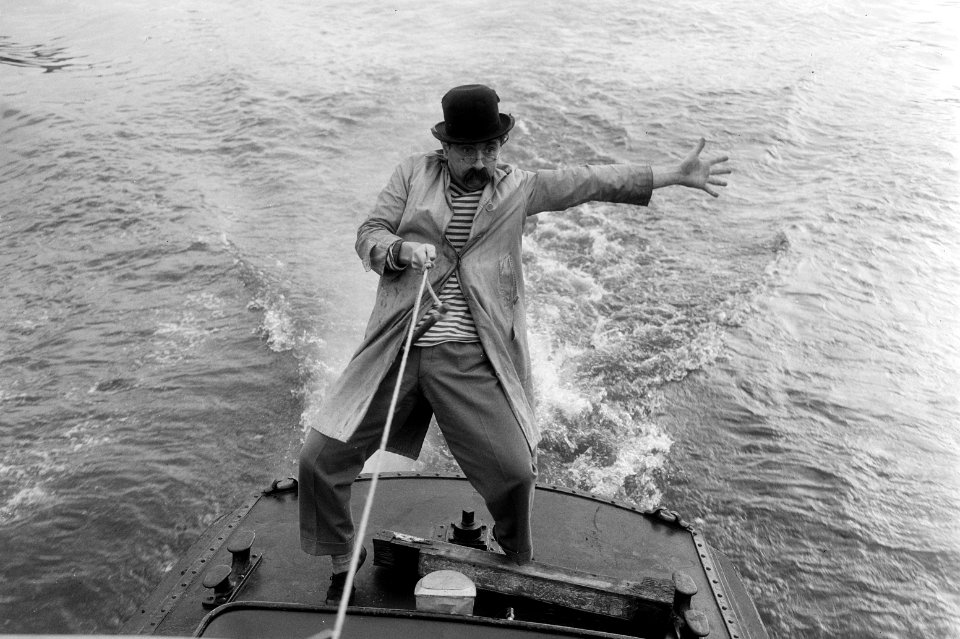 Tom Manders (als Dorus), waterskiënd op de Amstel, Bestanddeelnr 907-4384 (crop)