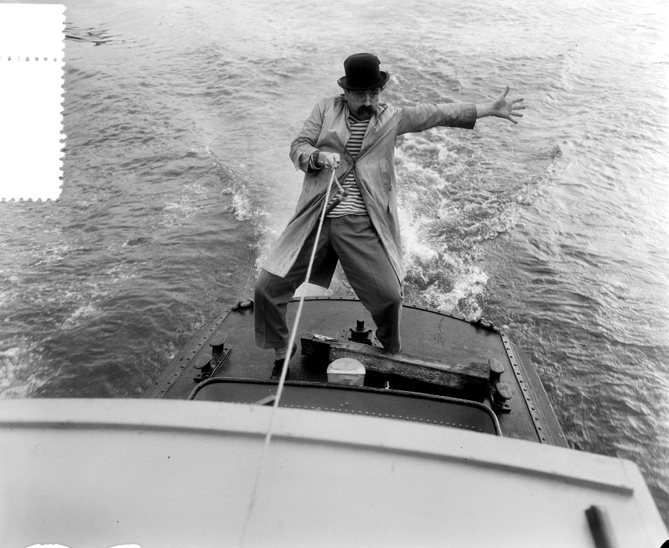 Tom Manders (als Dorus), waterskiënd op de Amstel, Bestanddeelnr 907-4384