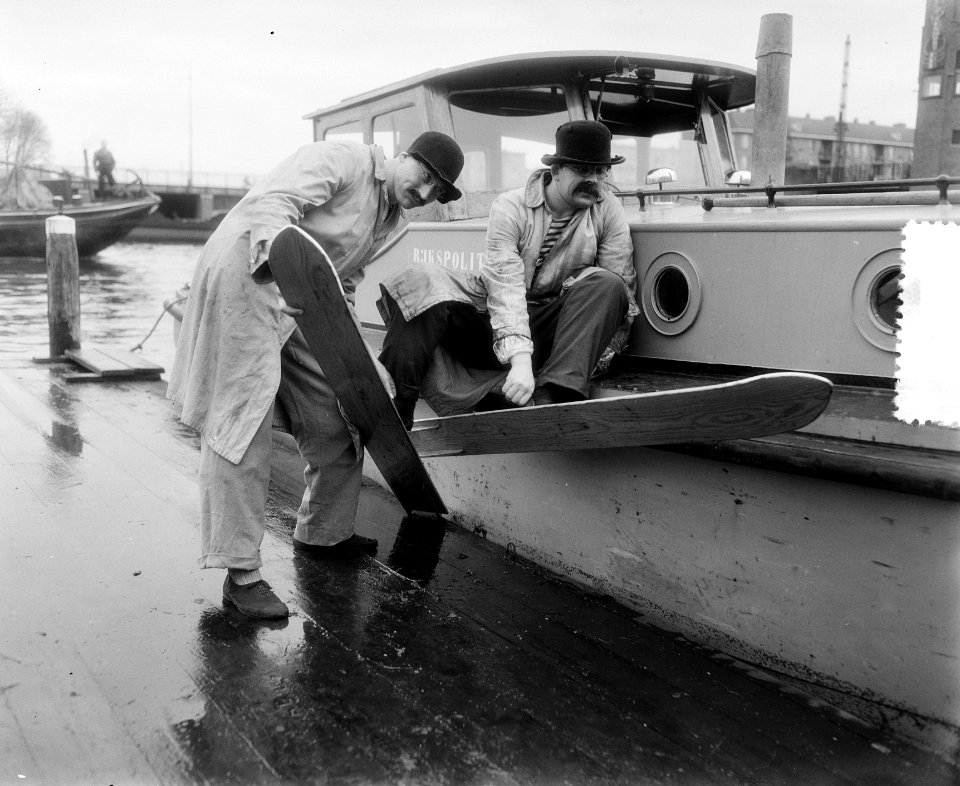 Tom Manders (als Dorus), waterskiënd op de Amstel, Bestanddeelnr 907-4388