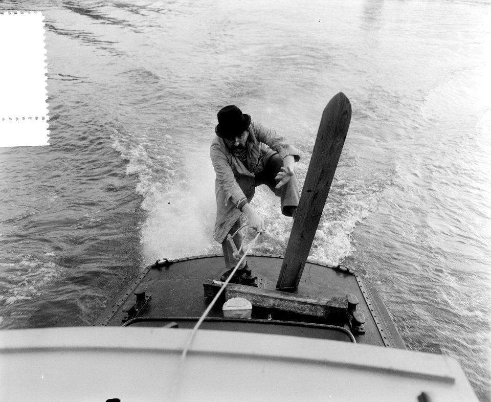 Tom Manders (als Dorus), waterskiënd op de Amstel, Bestanddeelnr 907-4385