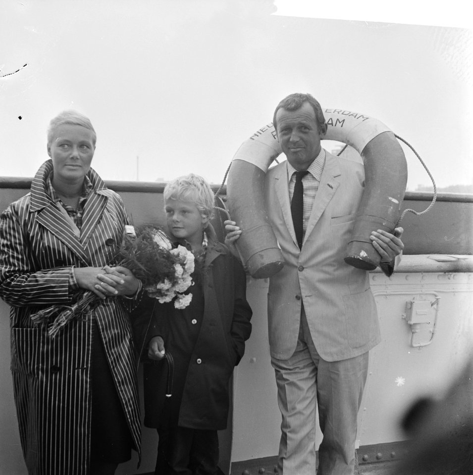 Toon Hermans naar Amerika, Toon (onder reddingsboei) met vrouw en kind, Bestanddeelnr 918-1053