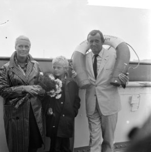 Toon Hermans naar Amerika, Toon (onder reddingsboei) met vrouw en kind, Bestanddeelnr 918-1053