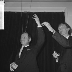 Toon Hermans en journalist, museumdirecteur en televisiepresentator Pierre Janse, Bestanddeelnr 918-4110