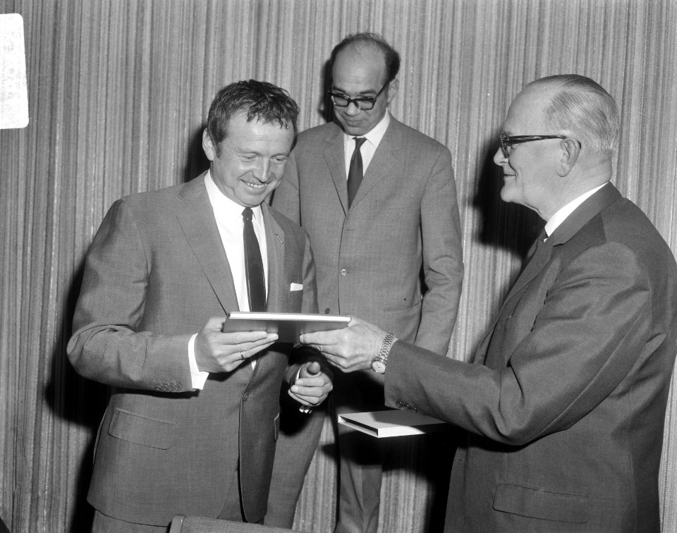 Toon Hermans ontvangt boek, Bestanddeelnr 918-9624