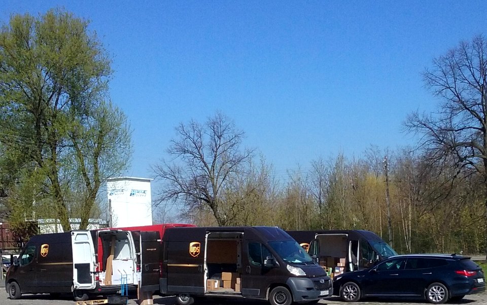 Tomaszów Mazowiecki w województwie łódzkim, PL, EU. Poranny przeładunek regionalnych wozów UPS w Tomaszowie. CC0
