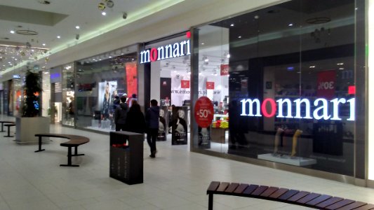 Tomaszów Mazowiecki w województwie łódzkim, PL, EU. Salon poskiego producenta odzieży damskiej Monnari, CC0