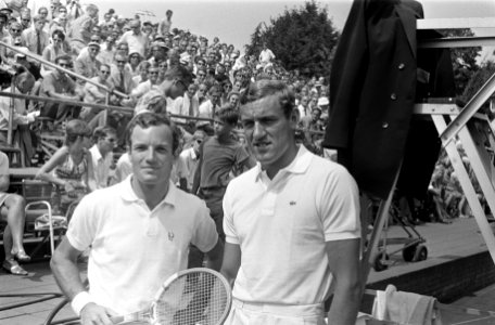 Tom Okker (l) en Vladimir Zednik (Tsjecho-Slowakije), Bestanddeelnr 922-6775