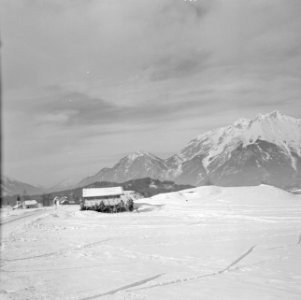 Tiroler Jägerbataillon met vaandrig Hans Klupper op oefening, Bestanddeelnr 254-4374