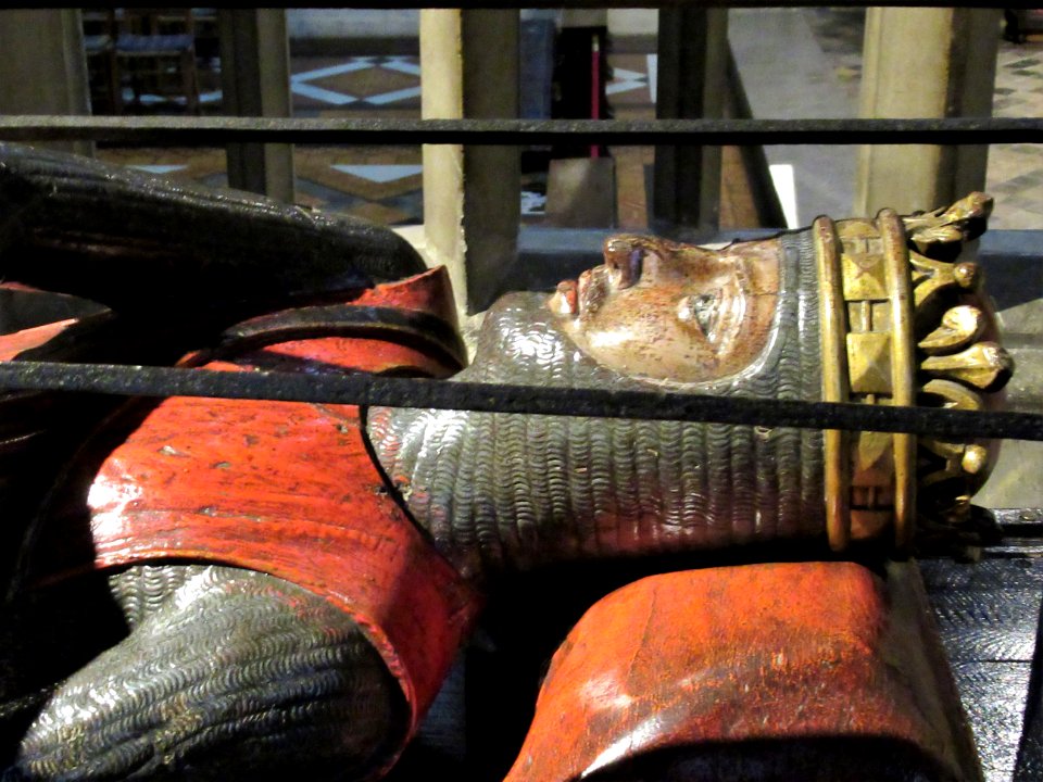 Tomb of Robert, Duke of Normandy, Gloucester Cathedral 01