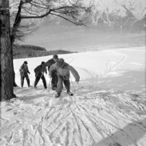 Tiroler Jägerbataillon met vaandrig Hans Klupper op oefening, Bestanddeelnr 254-4392