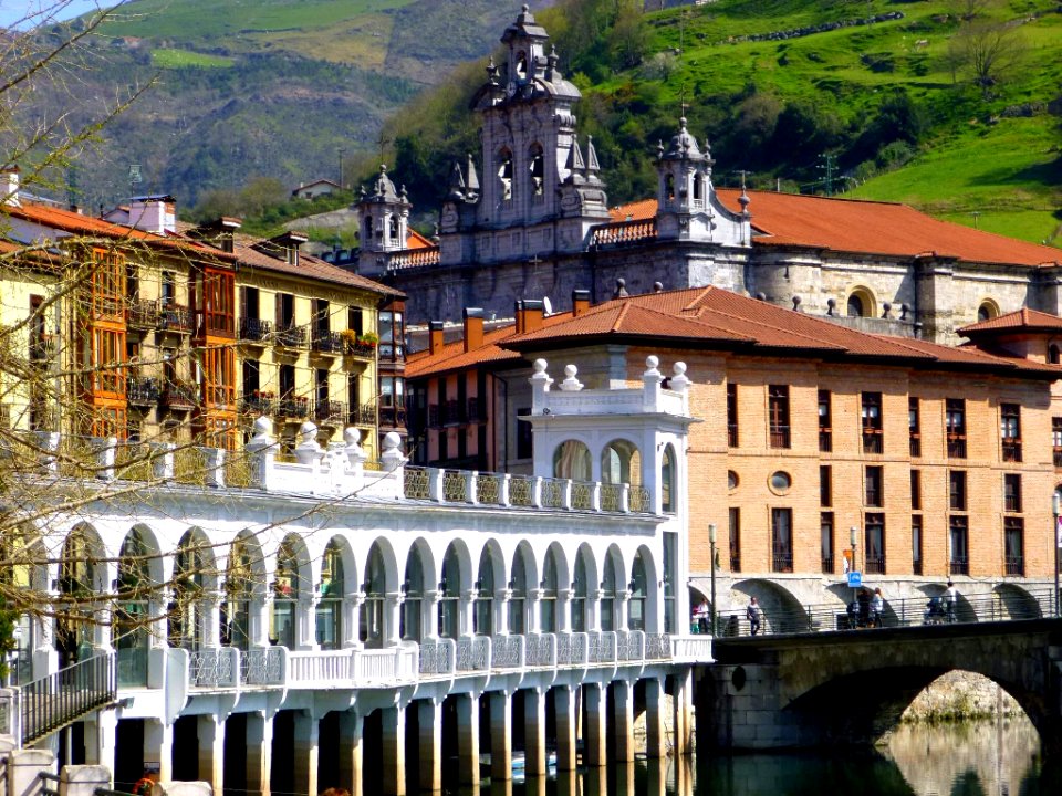 Tolosa - Mercado del Tinglado (Zerkausia), Palacio Idiákez e Iglesia de Santa María 1