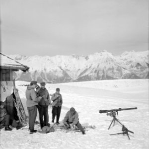 Tiroler Jägerbataillon met vaandrig Hans Klupper op oefening met rechts een teru, Bestanddeelnr 254-4382