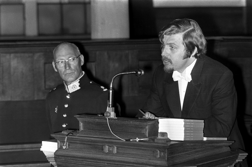 Tom Fris tijdens zijn toespraak, Bestanddeelnr 925-6068